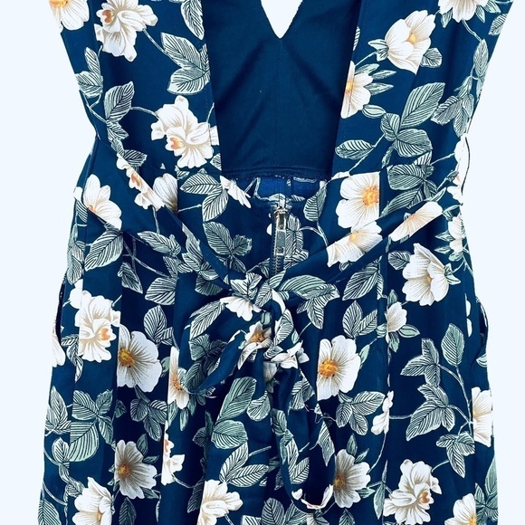 New-shop17 Floral Print Deep V-neck, Open Tie Back, Wide Leg One Piece Jump Suit - Picture 8 of 16